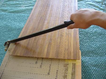 Tapeta bambusowa przyklejonej do tkaniny-cięcie
