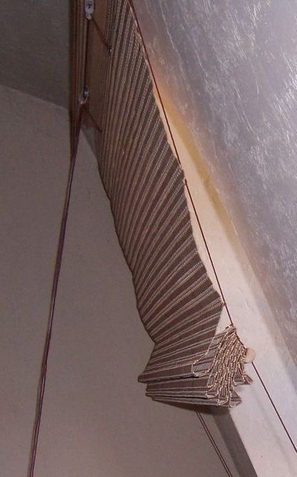 Założenie bambusowej rolety na ścianie ze skosu